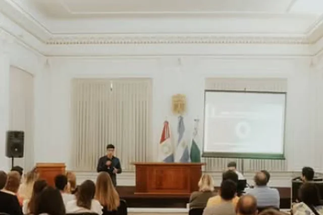Luciano en conferencia