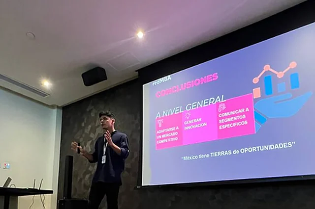Luciano en conferencia